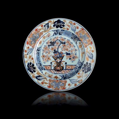 Piatto in Porcellana Imari con Decori Floreali, Cina, Dinastia Qing, Epoca Qianlong (1736-1796)