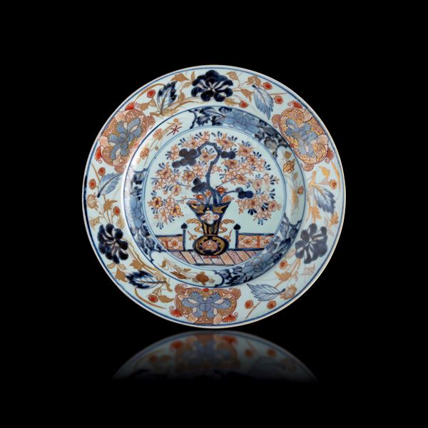 Imari porcelain plate with floral decorations, China, Qing Dynasty, Qianlong period (1736-1796)