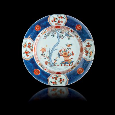 Piatto in Porcellana Imari a Soggetto Paesaggistico e Motivi Floreali, Cina, Dinastia Qing, Epoca...
