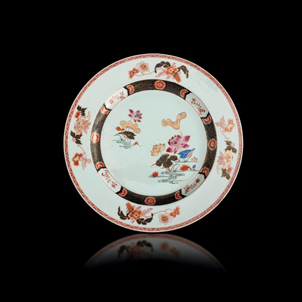 Piatto in porcellana Famiglia Rosa a decori floreali, Cina, Dinastia Qing, epoca Yongzheng (1723-1735)