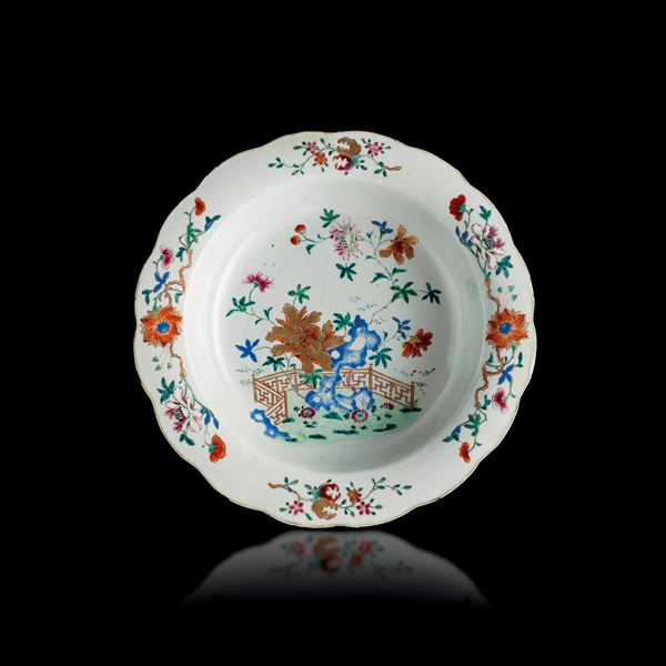 Piatto in porcellana Famiglia Rosa a fondo bianco raffigurante scena paesaggistica con motivi floreali, Cina, Dinastia Qing, epoca Qianlong (1736-1796)