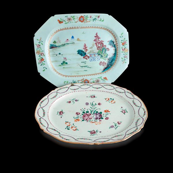 Lotto composto da due vassoi in porcellana Famiglia Rosa raffigurante scena paesaggistica con motivi floreali, Cina, Dinastia Qing, XVIII secolo