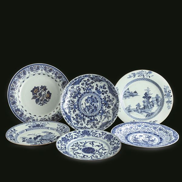 Lotto composto da sei piatti in porcellana bianca e blu con motivi floreali, Cina, dal periodo Kangxi (1662-1722) al periodo Qianlong (1736-1796)