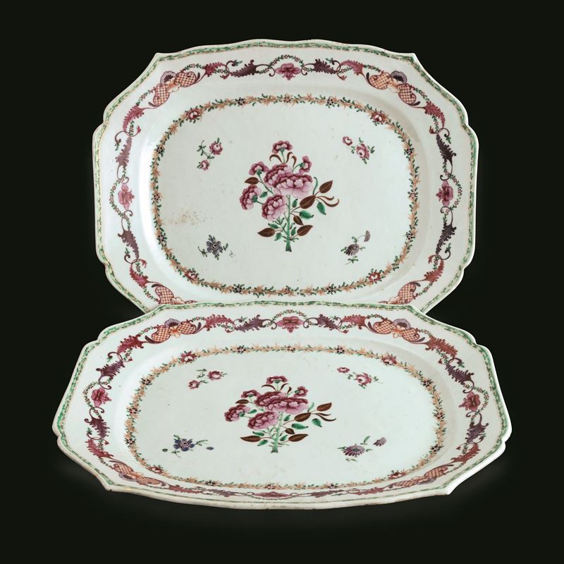 Lotto composto da due vassoi in porcellana Famiglia Rosa a motivi floreali, Cina, Dinastia Qing, XVIII secolo  - Auction Fine Asian Works of Art - Cambi Casa d'Aste