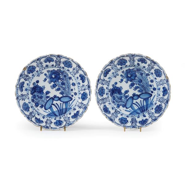 Due piatti. Delft, De Porceleyne Claeuw, XVIII secolo.