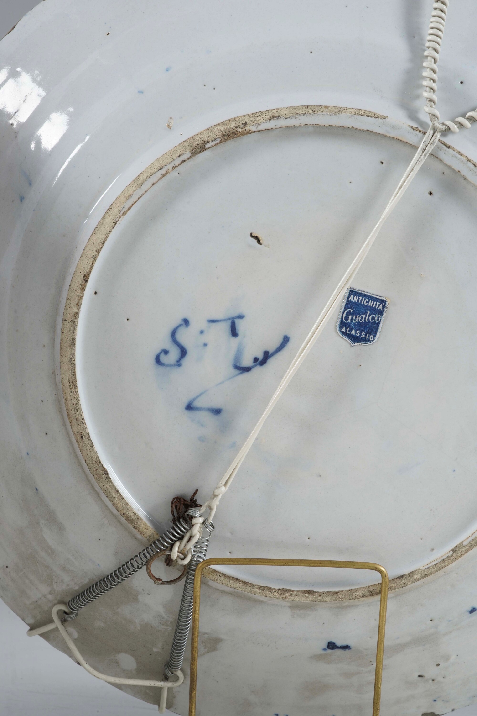 Due piatti. Delft, De Porceleyne Claeuw, XVIII secolo.