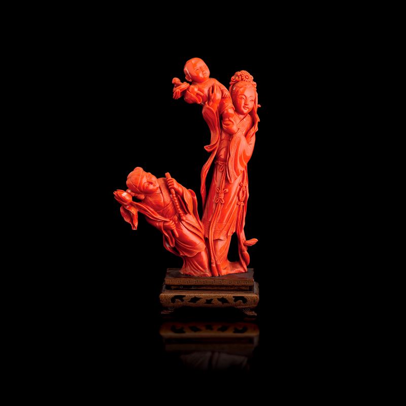 Figura di Guanyin con bambini scolpita in corallo rosso, Cina, Dinastia Qing, XIX secolo  - Asta Fine Asian Works of Art - Cambi Casa d'Aste