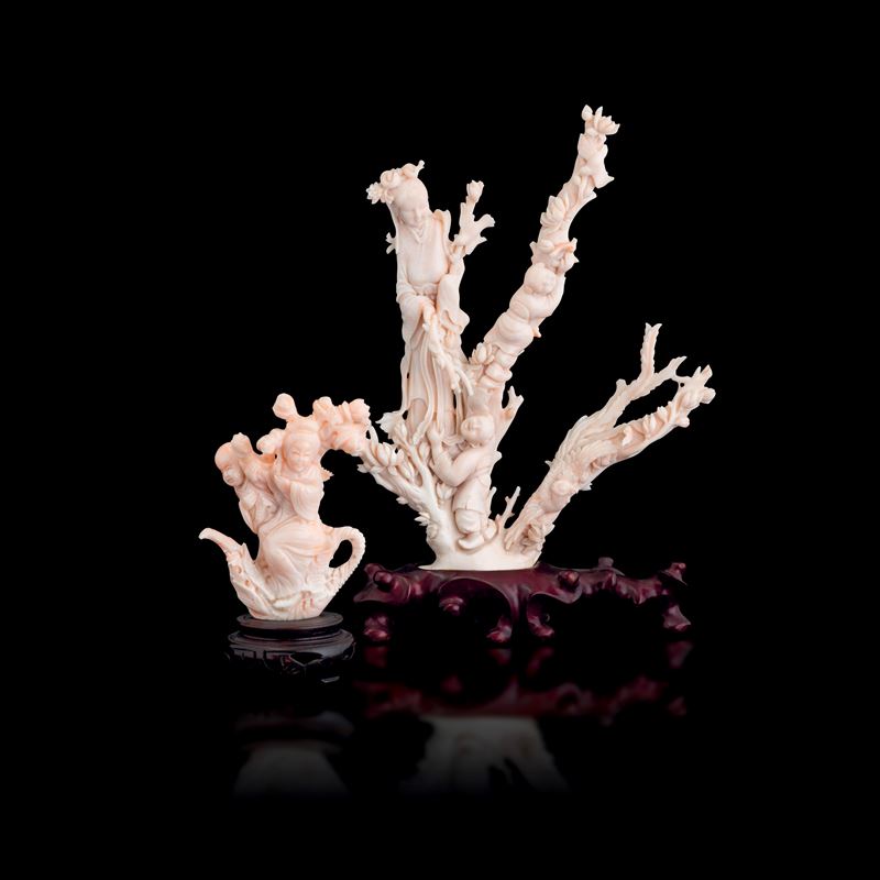 Lotto composto da due sculture in corallo rosa raffigurante figura di Guanyin con bambini e tazzina con motivi floreali, Cina, Dinastia Qing, XIX secolo  - Asta Fine Asian Works of Art - Cambi Casa d'Aste