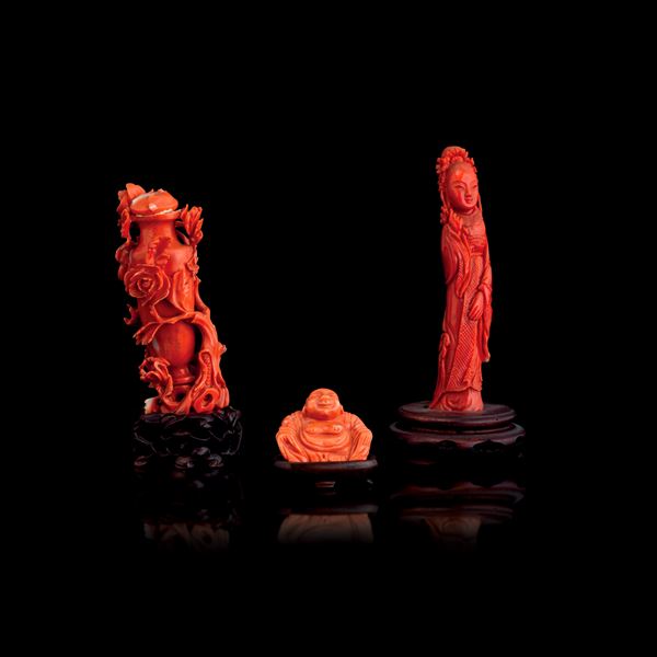 Lot consisting of three coral sculptures depicting a figure of Budai, a figure of Guanyin, and a vase with floral motifs, China, Qing Dynasty, 19th century