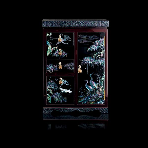 Armadio in miniatura in legno con inserti di pietre dure raffigurante scena naturalistica con aironi, Cina, Dinastia Qing, inizio XX secolo