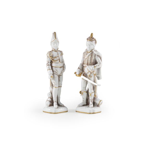 Coppia di figurine di militari. Germania, Manifattura Bavarese, XX secolo.