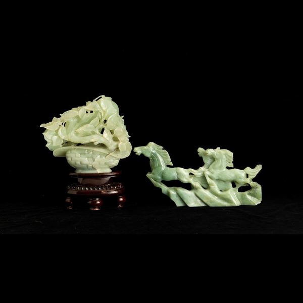 Lotto composto da figure in giada verde raffiguranti cavalli a galoppo e cesto con fiori, Cina, Dinastia Qing, XIX secolo