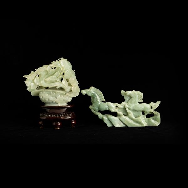 Lotto composto da figure in giada verde raffiguranti cavalli a galoppo e cesto con fiori, Cina, Dinastia Qing, XIX secolo