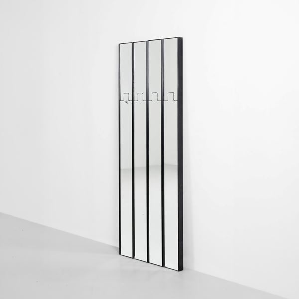 Quattro specchi appendiabiti della serie Gronda