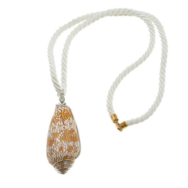 Collana con conchiglia pendente e piccolo diamante