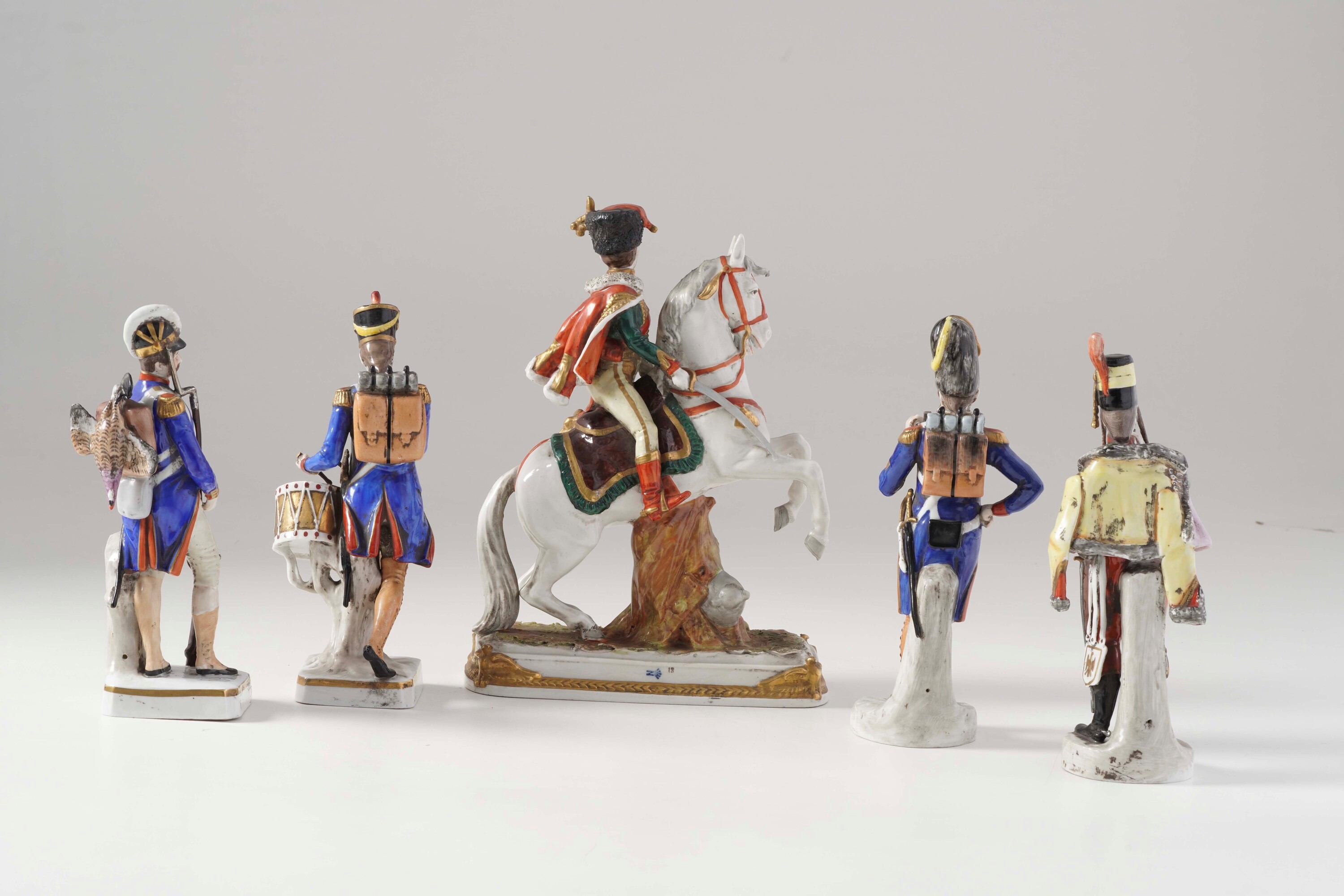 Scultore Tedesco del XX secolo, Cinque sculturine di militari in porcellana