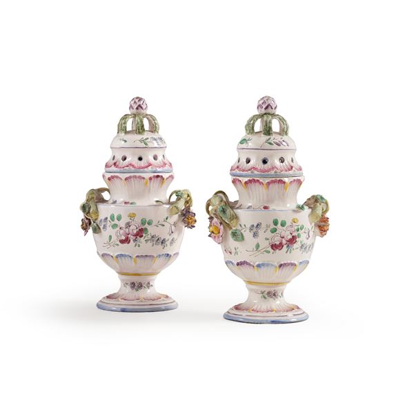 Coppia di vasi brucia profumi. Parigi, Manifattura di Samson, inizio del XX secolo.