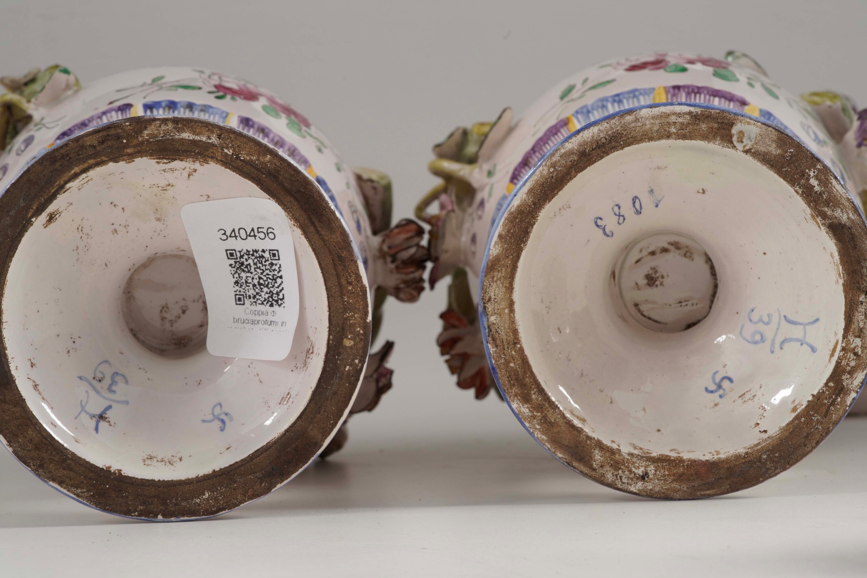 Manifattura di Samson, Coppia di vasi brucia profumi in maiolica