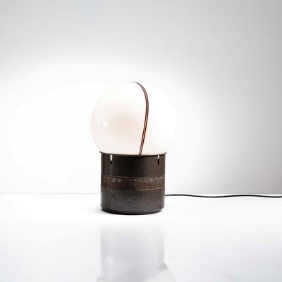 Lampada da tavolo modello Mezzo Oracolo, metallo laccato e vetro opalino, 1969