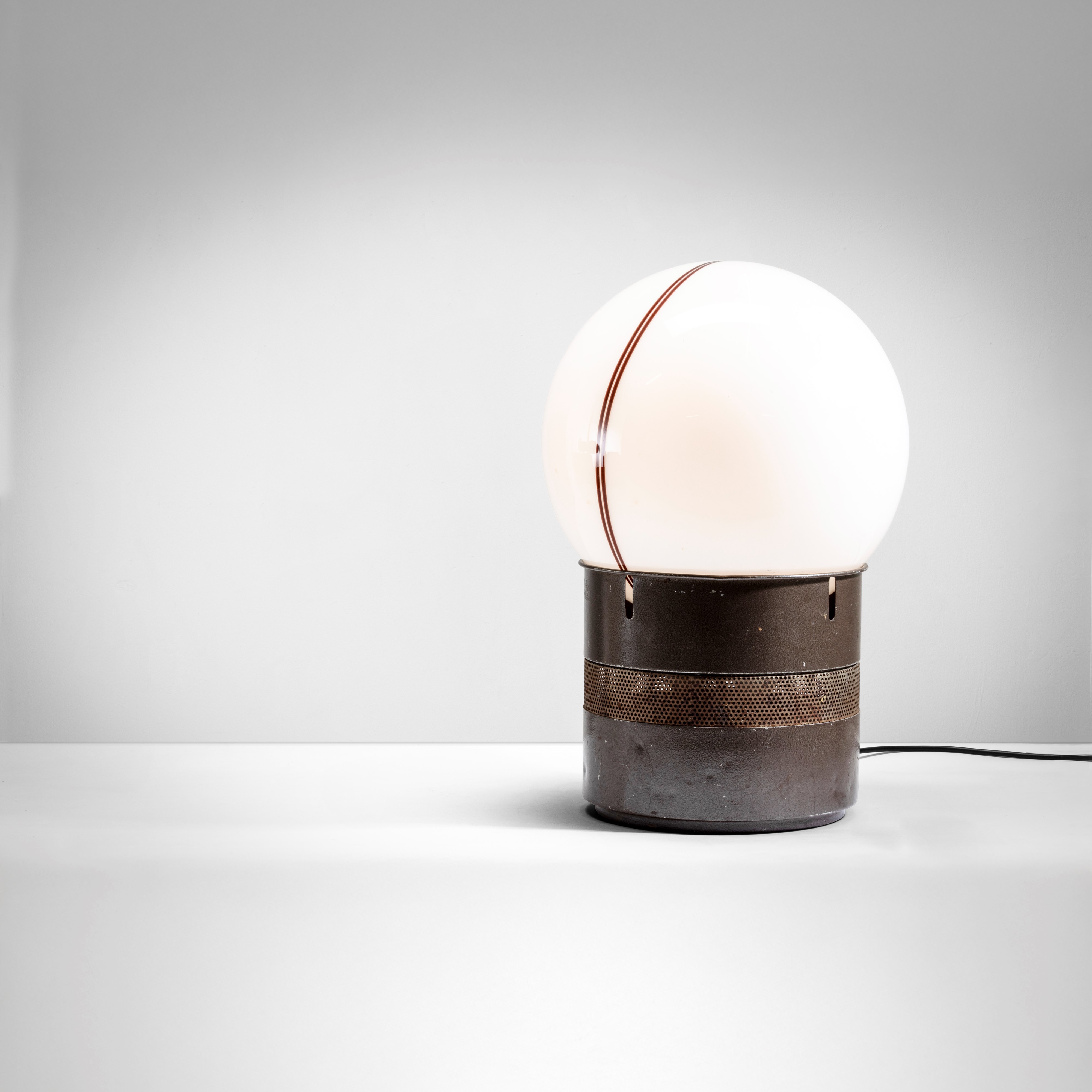Gae Aulenti - Lampada da tavolo modello Mezzo Oracolo, metallo laccato e vetro opalino, 1969