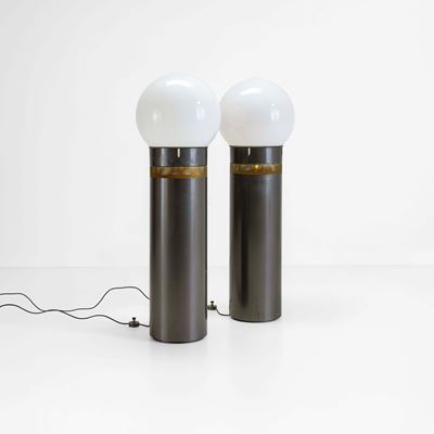 Due lampade da terra mod. Oracolo, metallo laccato e vetro opalino