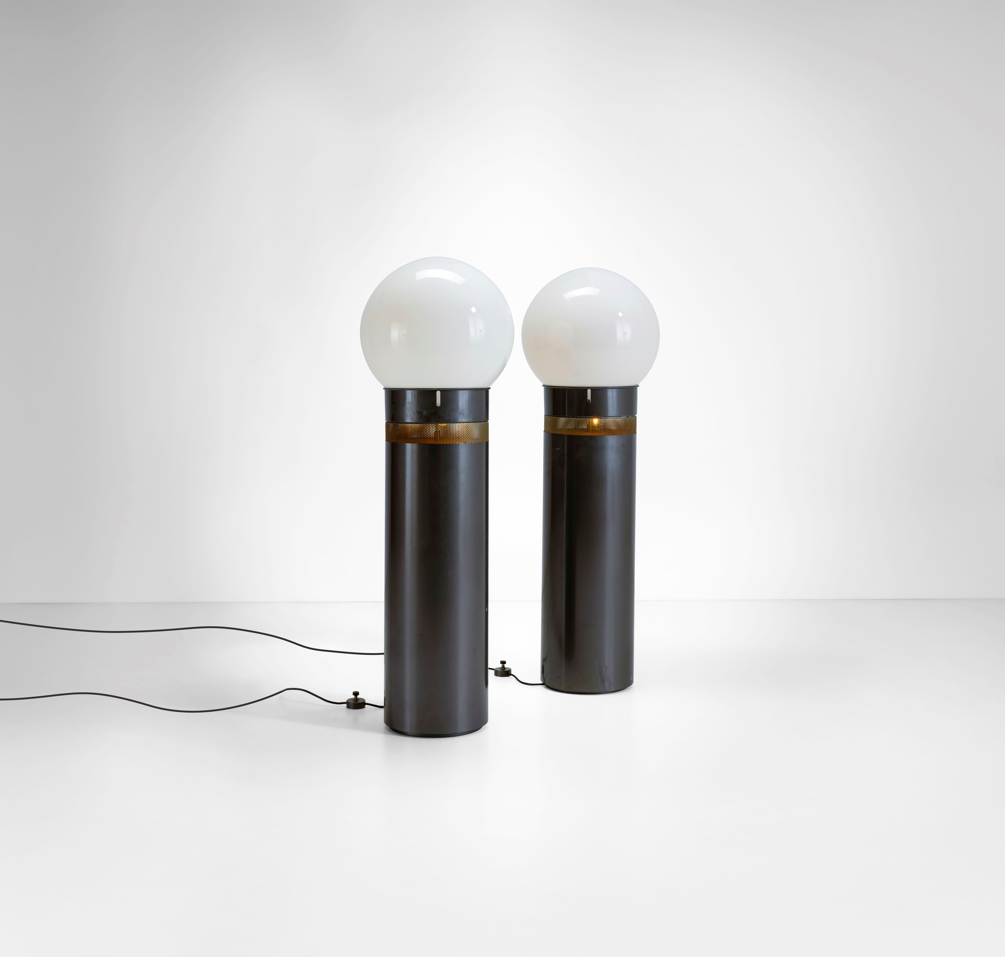 Gae Aulenti - Due lampade da terra mod. Oracolo, metallo laccato e vetro opalino