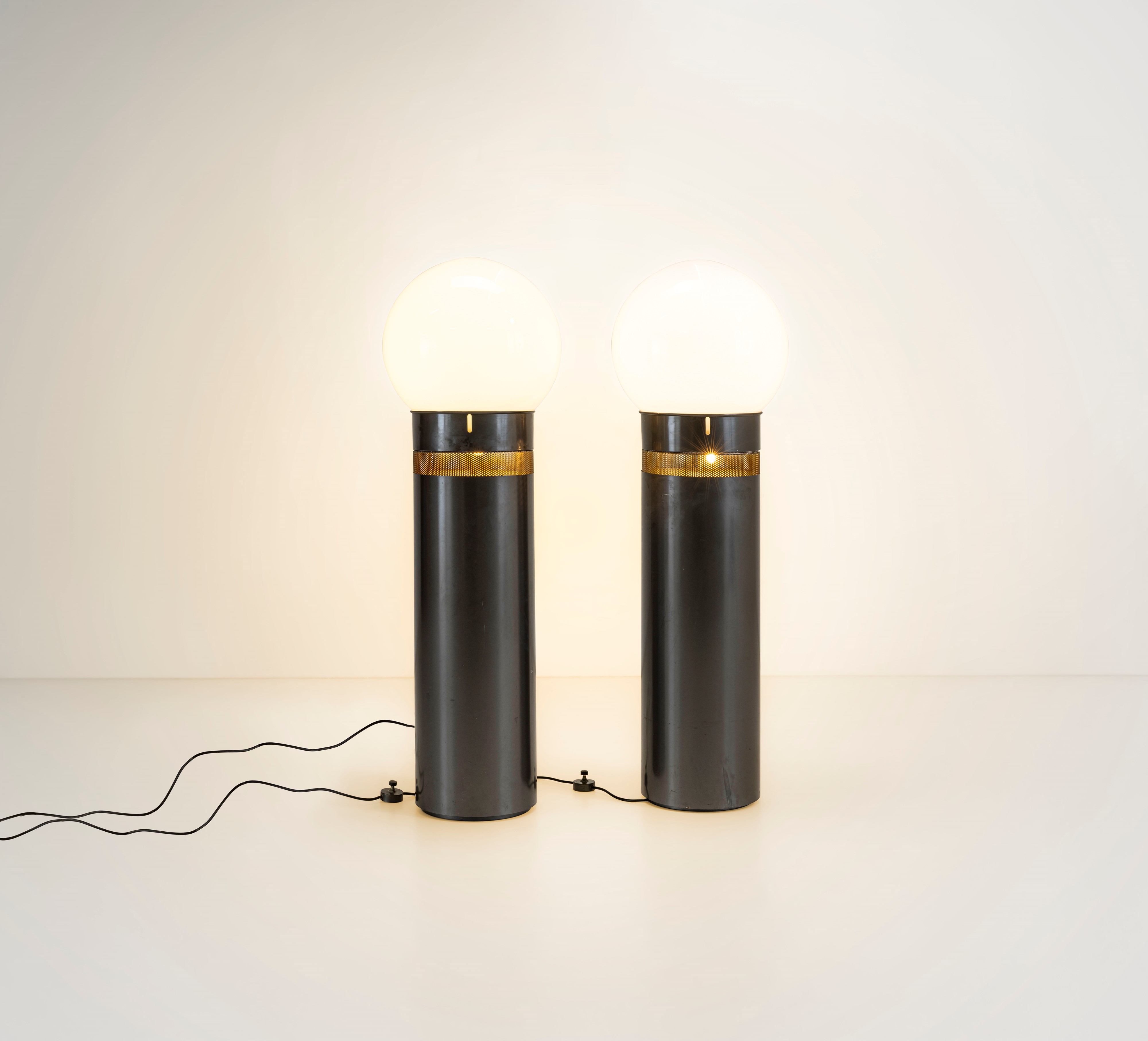 Gae Aulenti - Due lampade da terra mod. Oracolo, metallo laccato e vetro opalino