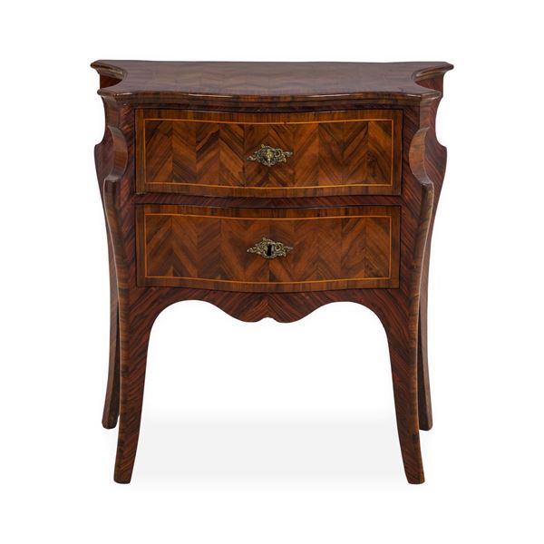 Piccolo cassettone lastronato e filettato. Genova, XVIII-XIX secolo