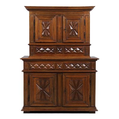 Credenza doppio corpo, noce intagliato, Piemonte o Liguria, XVII secolo