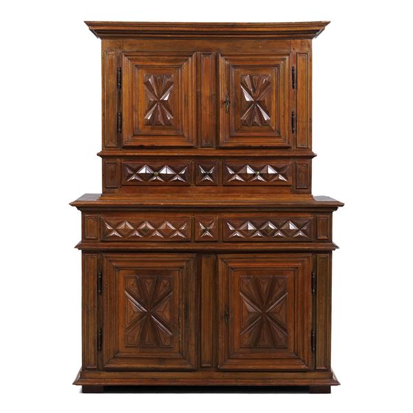 Credenza doppio corpo in in noce intagliato. Piemonte o Liguria, XVII secolo