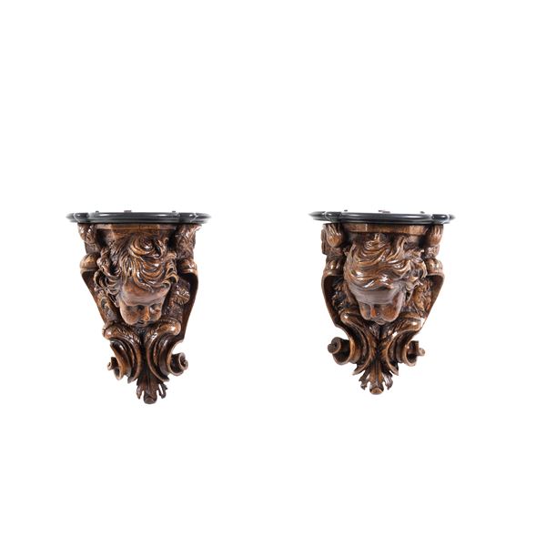 Coppia di mensole in legno intagliato. XVIII secolo
