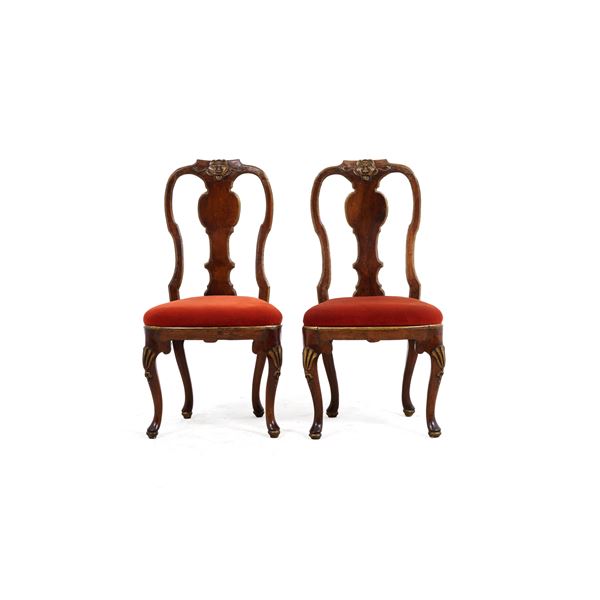 Coppia di sedie in legno intagliato. XIX-XX secolo