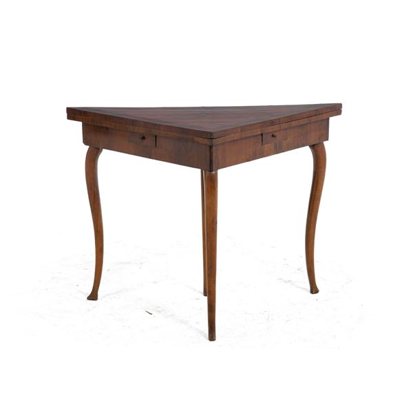 Tavolino da gioco a fazzoletto in legno lastronato e filettato. XVIII-XIX secolo