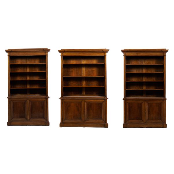 Gruppo di tre librerie doppio corpo in stile seicentesco