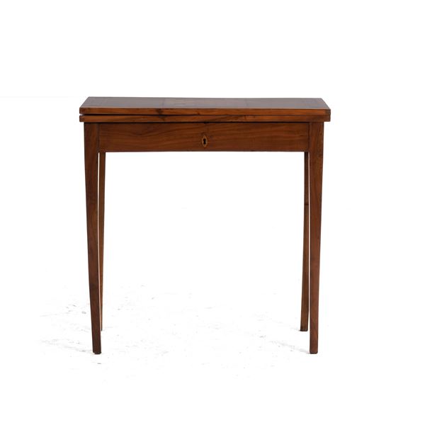 Tavolo da gioco con piano apribile. XVIII-XIX secolo