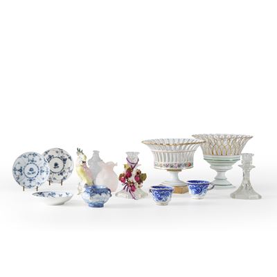 Lotto di ceramiche e vetri, Porcellana, Maiolica e Vetro, XVIII-XX secolo