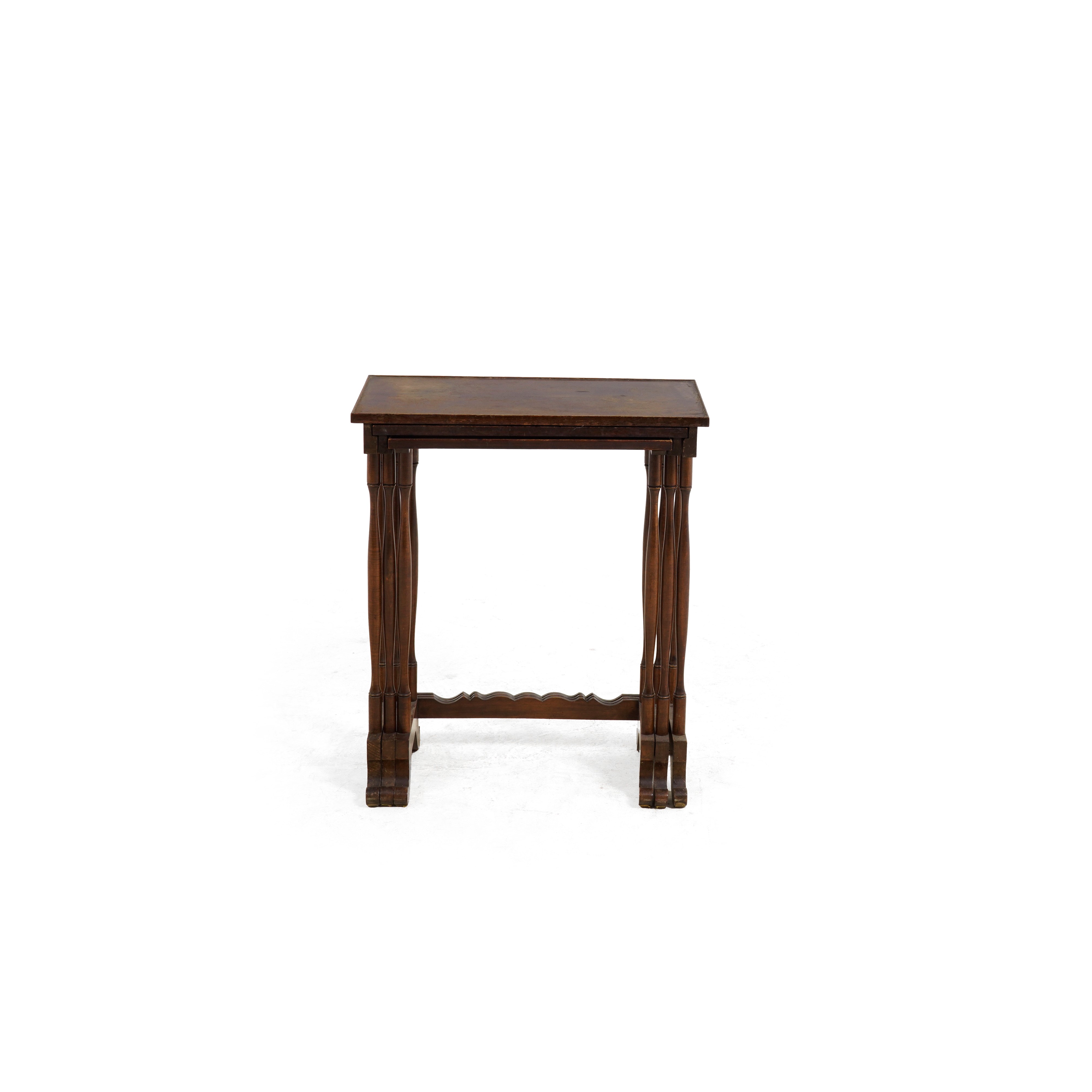 Tre tavoli a nido, XX secolo, legno tornito