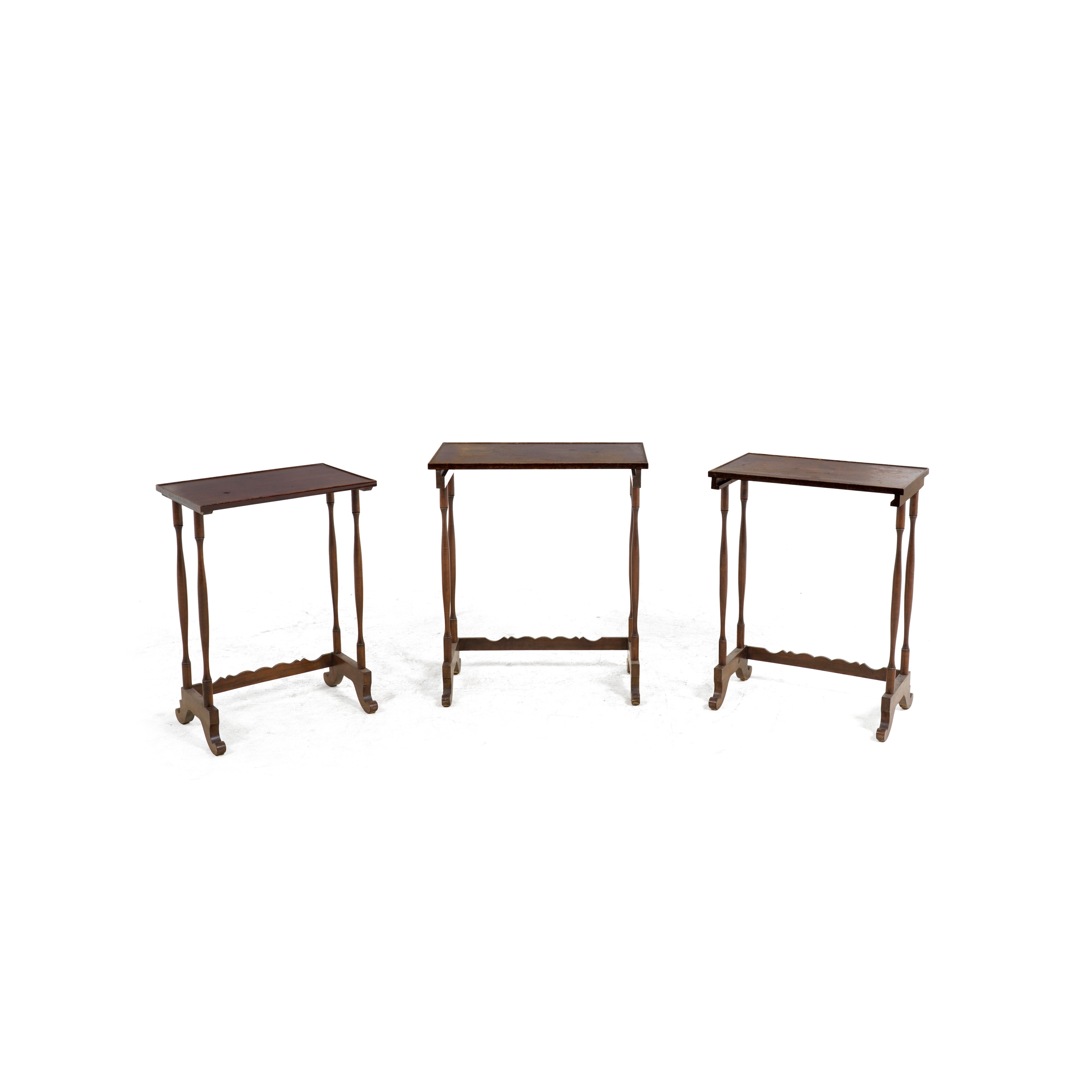 Tre tavoli a nido, XX secolo, legno tornito