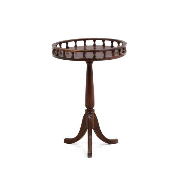 Tavolino da salotto in legno intagliato. XIX-XX secolo