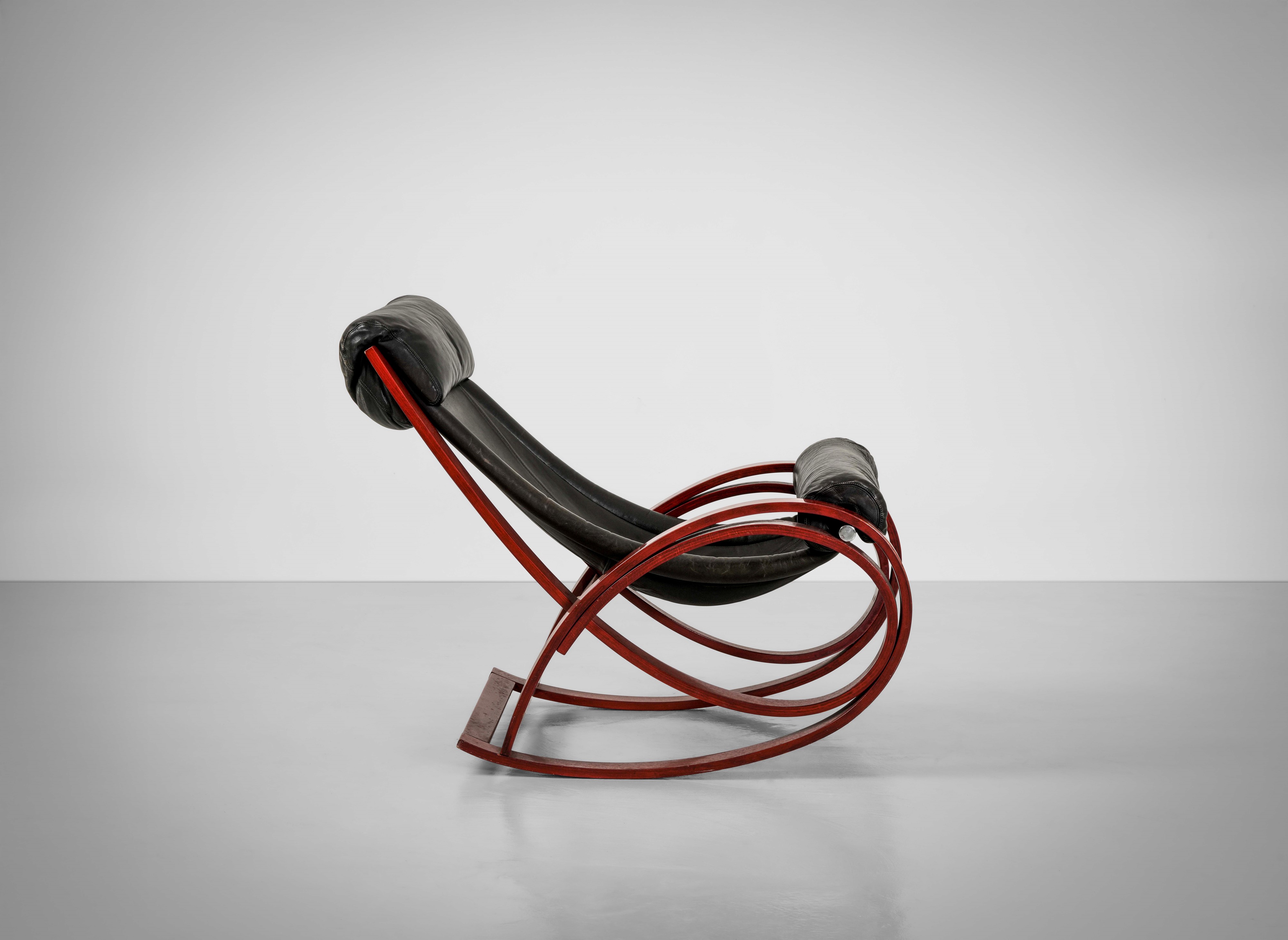 Gae Aulenti - Poltrona a dondolo mod. Sgarsul, legno laccato e pelle