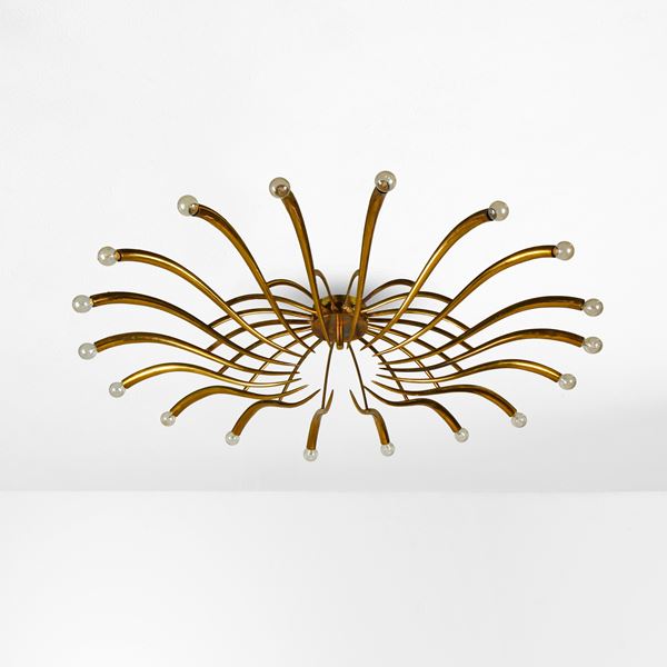 Grande lampada a plafone.