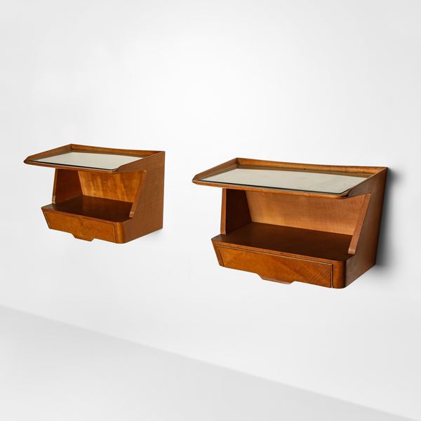 Due comodini a parete.