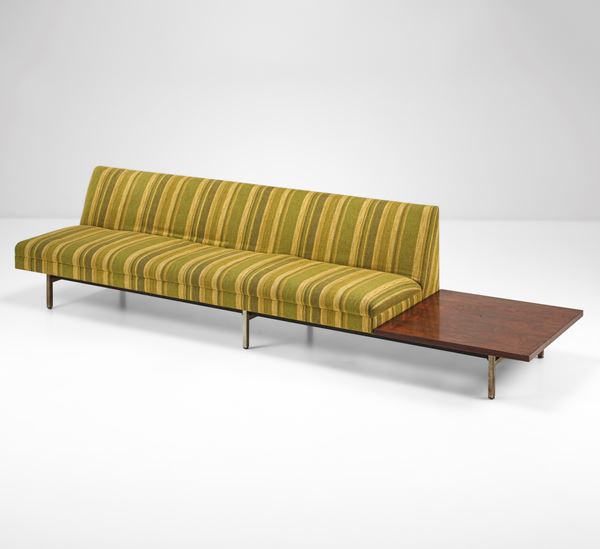 Divano modulare con tavolino.