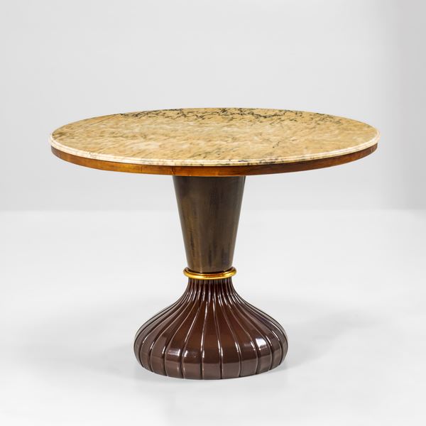 Tavolo con piano circolare.