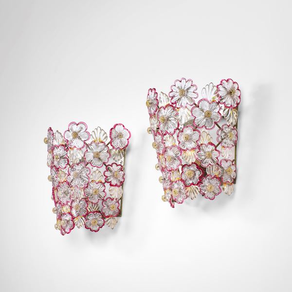 Due lampade a parete.