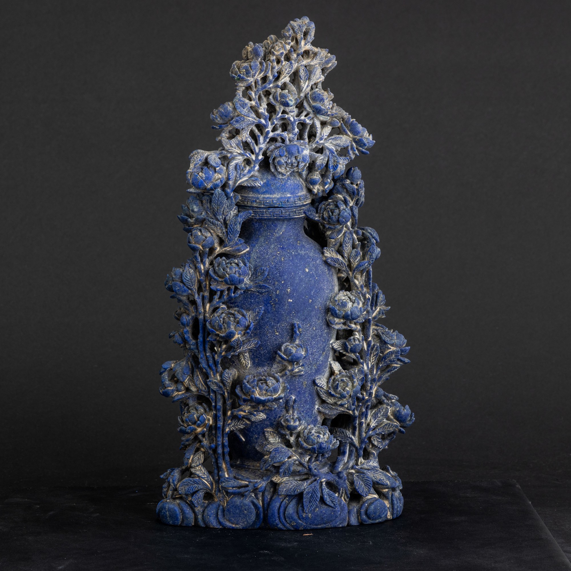 Cina, Vaso scolpito in lapislazzuli con motivi floreali e pavoni a rilievo, Dinastia Qing, XIX se...