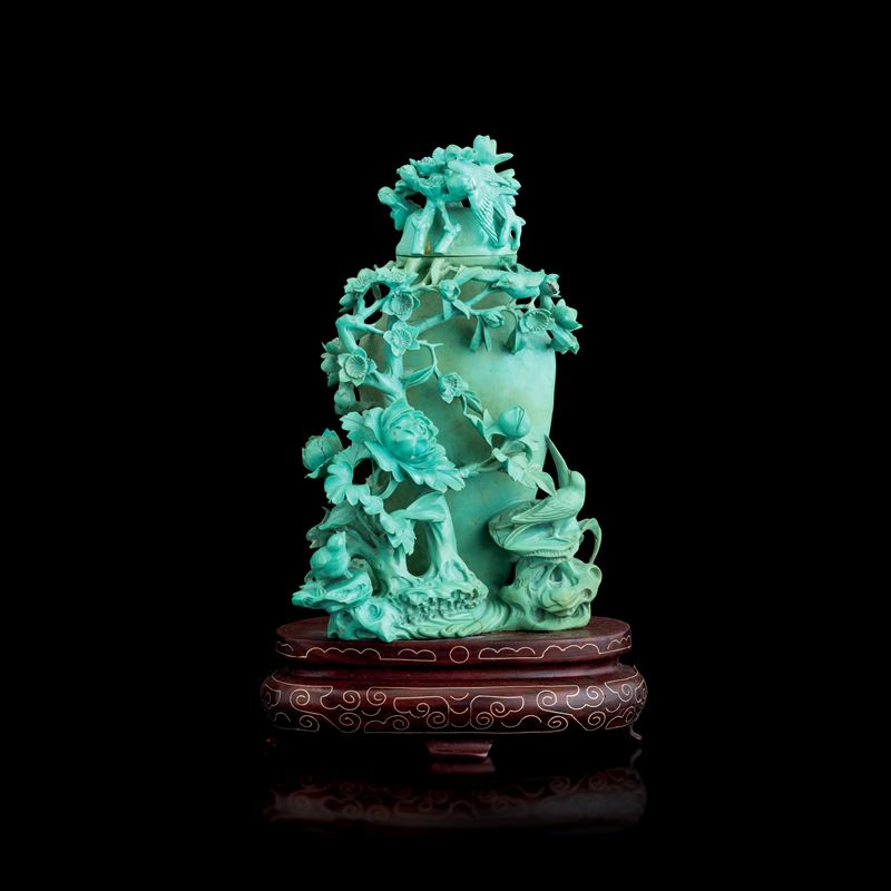 Vaso scolpito in turchese con decori a soggetto naturalistico a rilievo, Cina, XX secolo  - Asta Fine Asian Works of Art - Cambi Casa d'Aste
