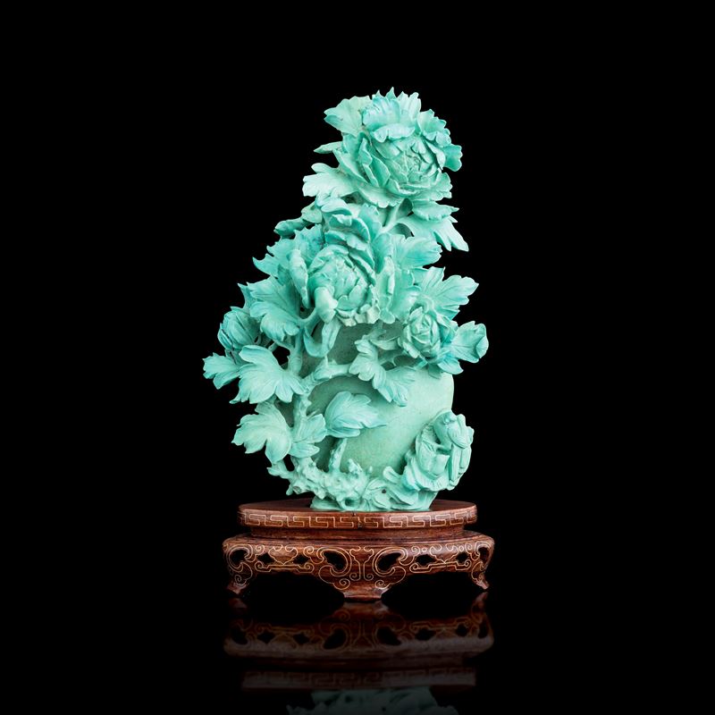 Vaso scolpito in turchese con decori a motivi floreali a rilievo, Cina, XX secolo  - Asta Fine Asian Works of Art - Cambi Casa d'Aste