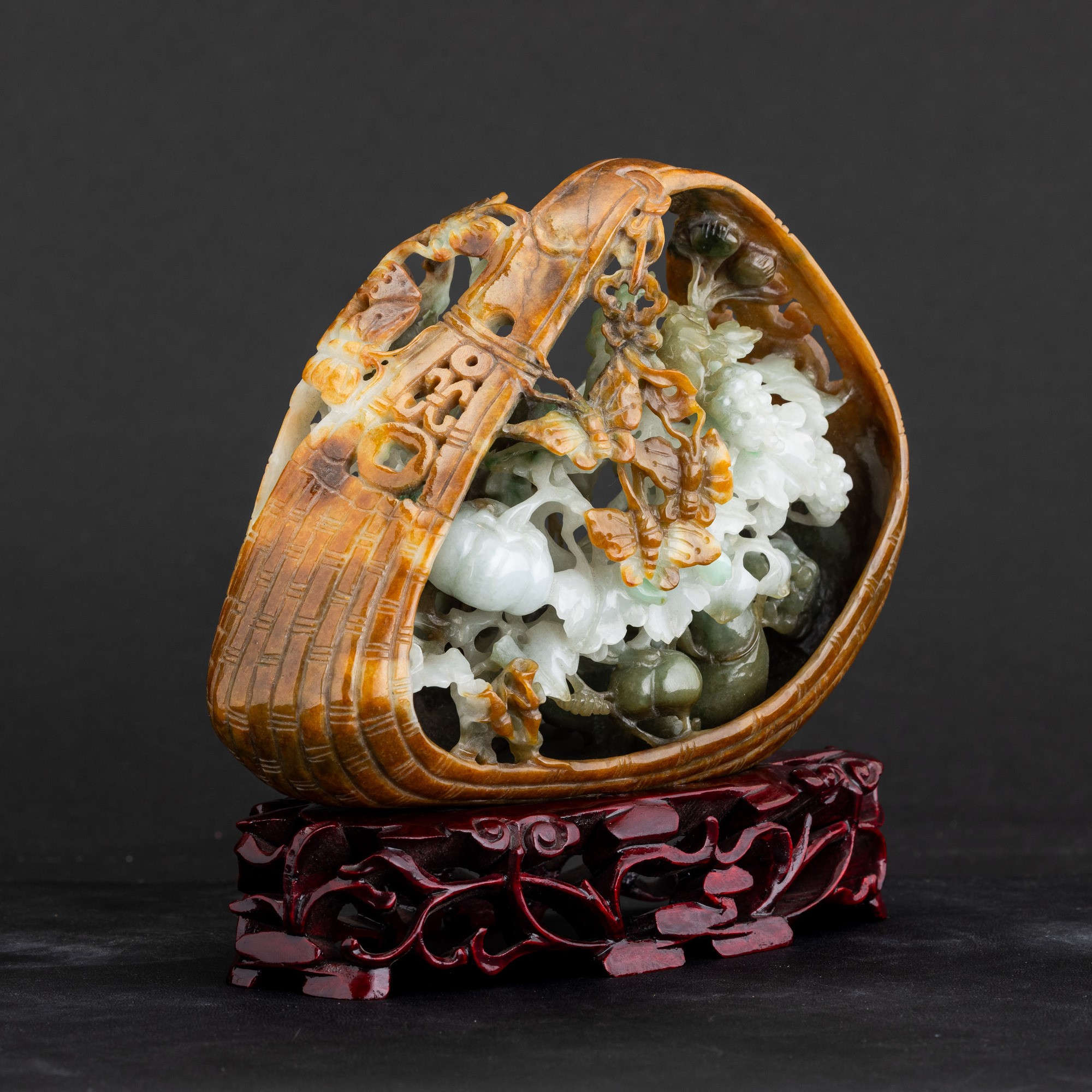 Elemento Scolpito in Giadeite Raffigurante Conchiglia con Decori Vegetali e Farfalle a Rilievo e ...