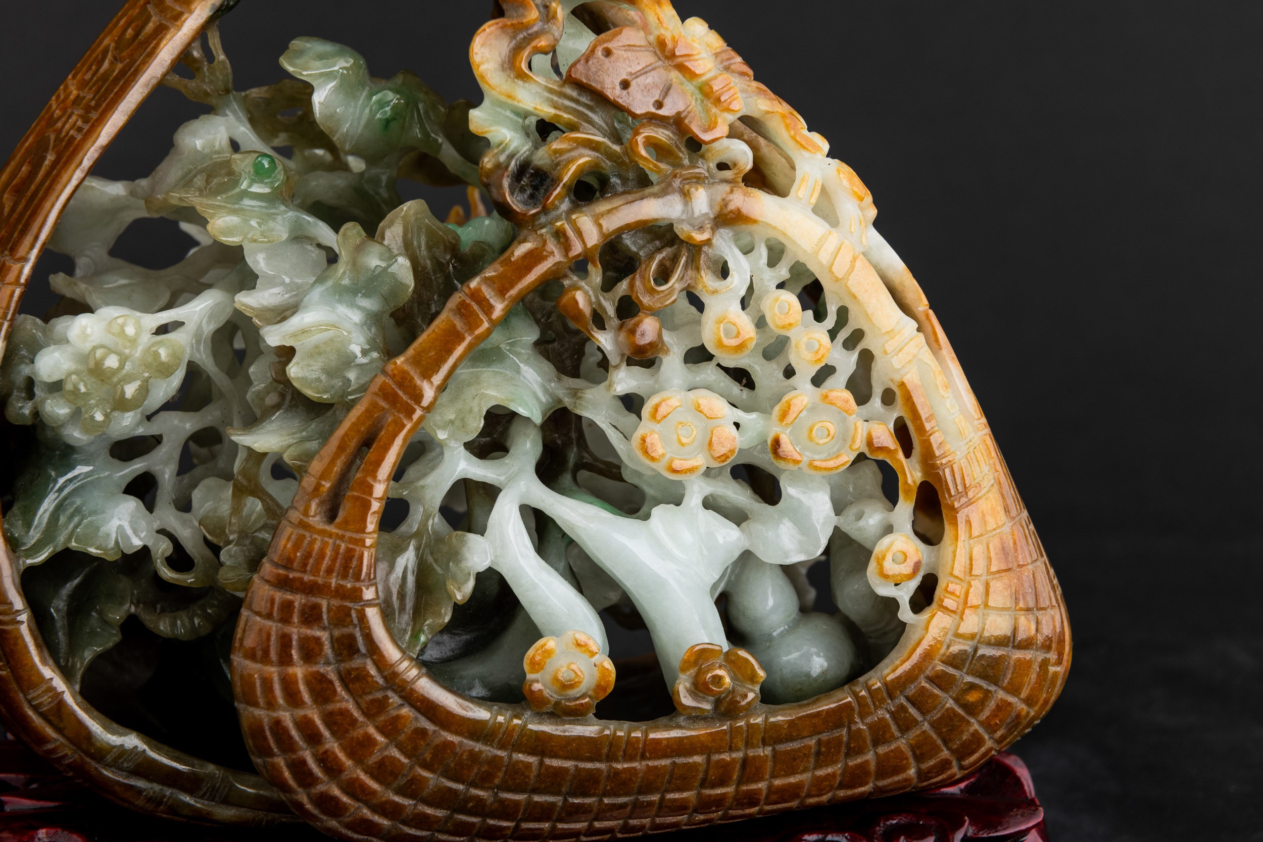 Cina, Elemento scolpito in giadeite raffigurante conchiglia con decori vegetali e farfalle a rili...